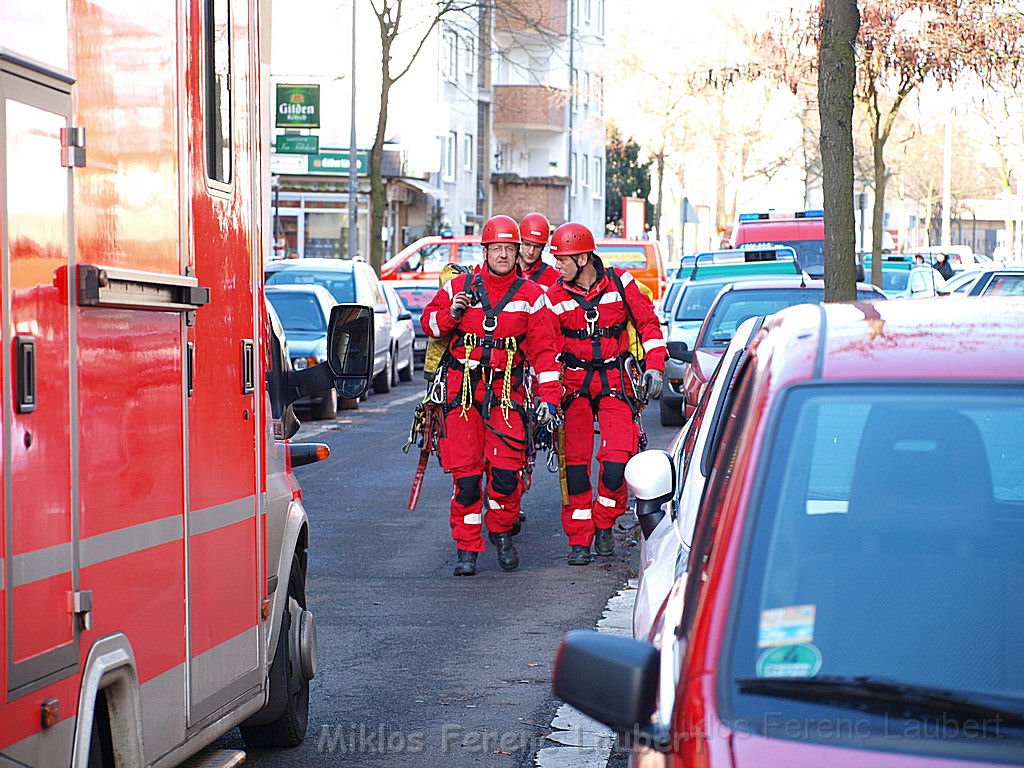 Einsatz Feuerwehr SEK Polizei Koeln Nippes Merheimerstr P037.JPG